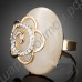 Заметное позолоченное кольцо с цветком из фианитов на поверхности перламутрового камня