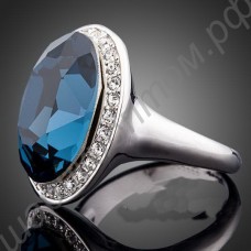 Яркое позолоченное кольцо с огромным голубым камнем и фианитовой дорожкой по кругу