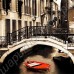 Впечатляющая картина "Лодка под мостом на канале в Венеции", холст