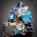Дивное кольцо с разноцветными кристаллами с преобладанием голубого цвета