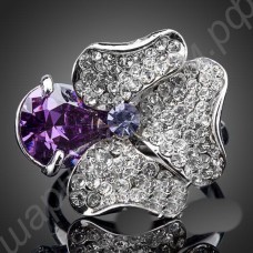 Кольцо в виде цветка с фиолетовым австрийским кристаллом и россыпью белых фианитов, покрытое платиной